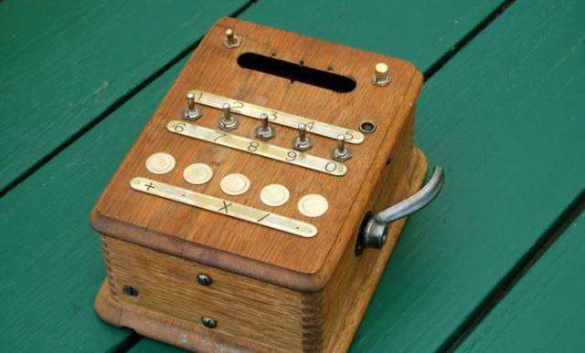 Tambien esta calculadora en madera con los botones pra las cuatro operaciones y con manija 